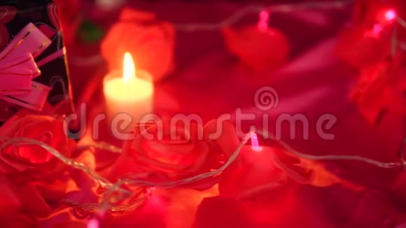 用礼品盒蜡烛燃烧和玫瑰花镜头问候情人节视频的预览图