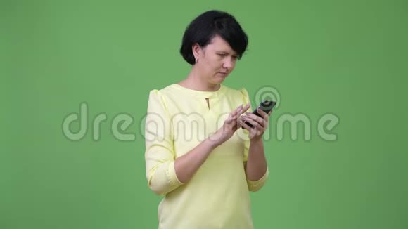 漂亮的女商人用短头发打电话视频的预览图