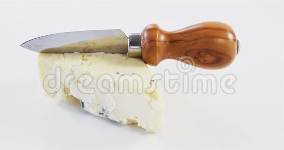 用刀子切奶酪视频的预览图
