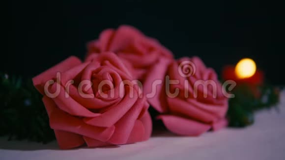 粉红玫瑰与蜡烛燃烧镜头装饰情人节视频的预览图