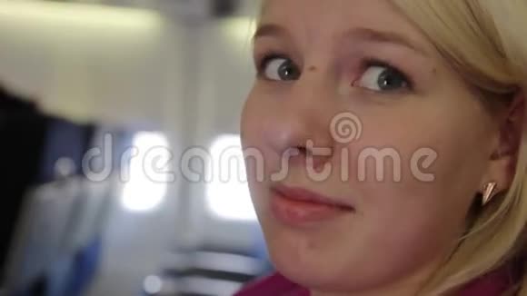 坐飞机的年轻女子视频的预览图
