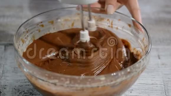 将巧克力面团与手搅拌机混合视频的预览图