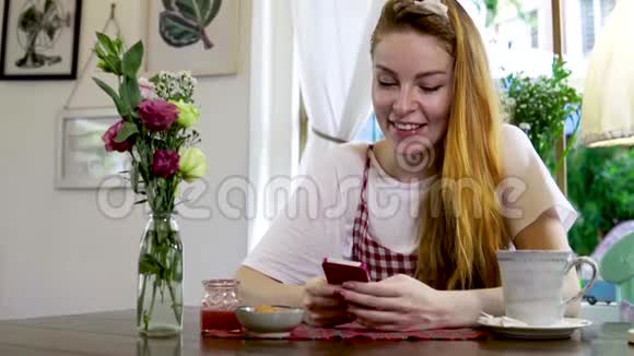 女人在智能手机上使用应用程序微笑视频的预览图