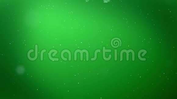 装饰的3d雪花在空气中缓慢的运动并在夜间在绿色背景上发光使用动画圣诞视频的预览图