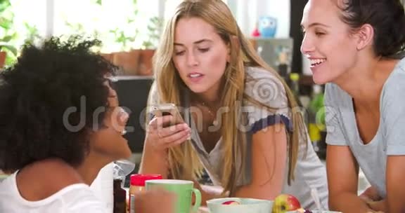女性朋友在检查手机时做早餐视频的预览图