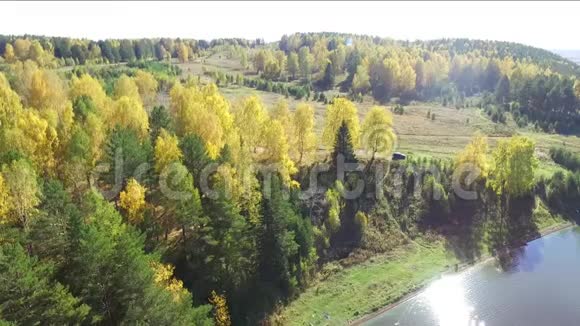 从四架飞机俯瞰湖顶的秋天视频的预览图