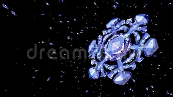 黑色背景下水晶雪花的三维图像视频的预览图