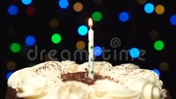 一支蜡烛的生日蛋糕视频的预览图