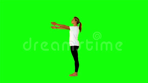 运动型年轻女子伸展双手侧视图视频的预览图