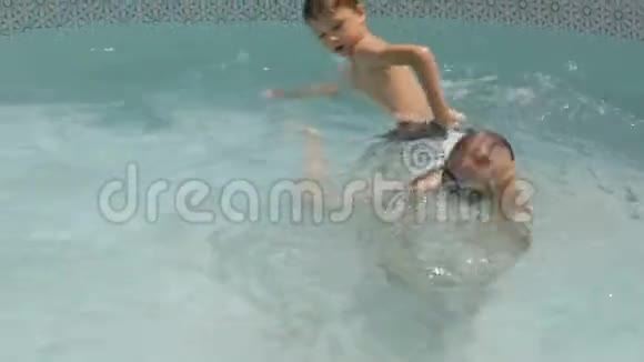 两个快乐的孩子在游泳池上玩耍视频的预览图