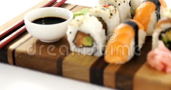 木制托盘上提供一套各式寿司视频的预览图