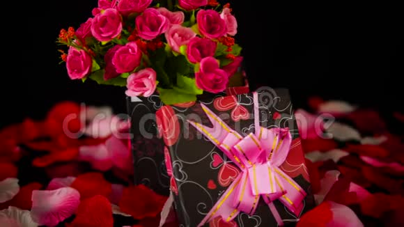 情人节快乐有装饰花束礼品盒和玫瑰花瓣片段视频的预览图