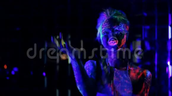 女孩在紫外线下跳舞视频的预览图