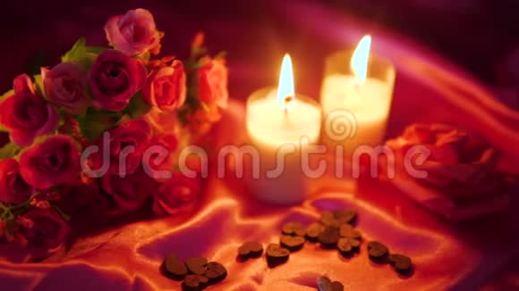装饰时刻情人节与镜头花和蜡烛燃烧视频的预览图