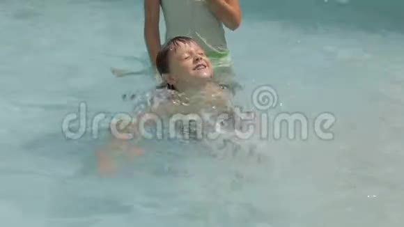 两个快乐的孩子在游泳池上玩耍视频的预览图