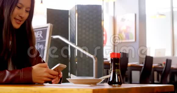 在4k餐厅使用手机的女士视频的预览图