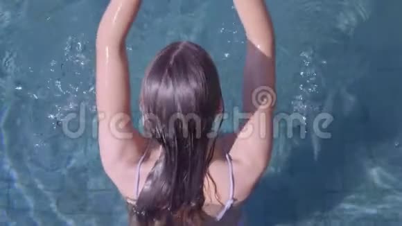 户外游泳池里的年轻美女视频的预览图