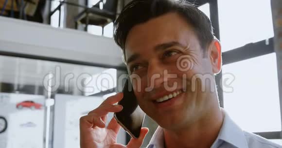 男性高管在办公室用手机通话4k视频的预览图