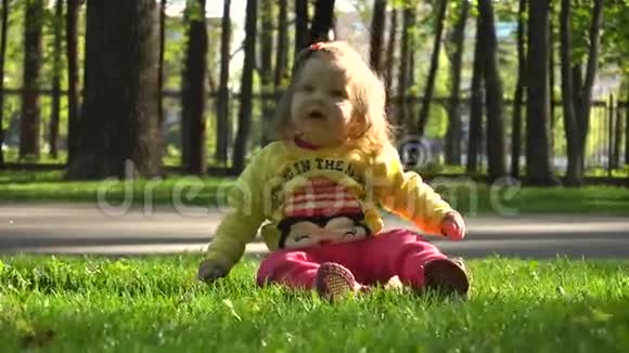 公园里的小宝贝视频的预览图