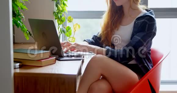 女高管在办公室使用笔记本电脑和手机4k视频的预览图