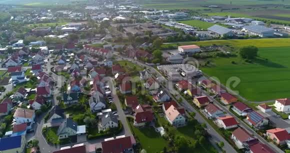 一个欧洲小城市中心有教堂欧洲建筑一个欧洲村庄视频的预览图