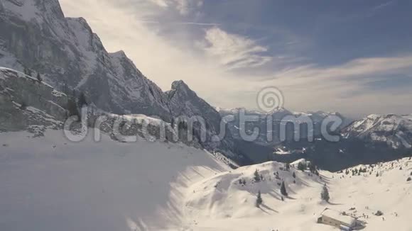 飞越雪山的无人机飞行视频的预览图