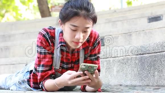 亚洲泰华学生大学美女使用她的智能手机视频的预览图