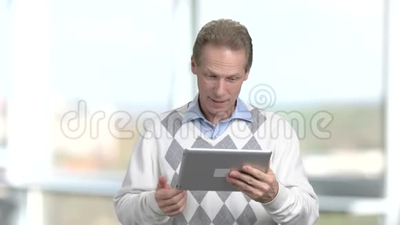 成熟男人使用PC平板电脑视频的预览图