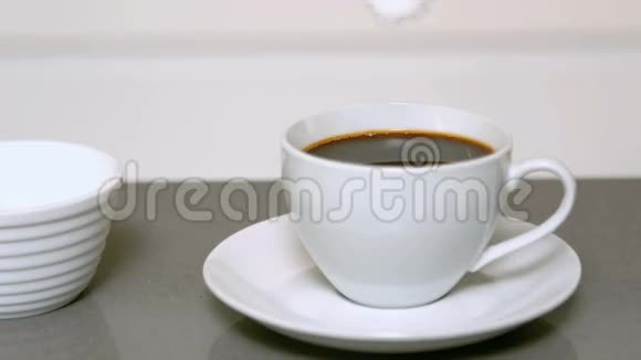 糖倒进一杯咖啡里视频的预览图