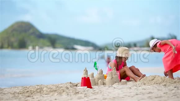 可爱的小女孩暑假在海滩上视频的预览图