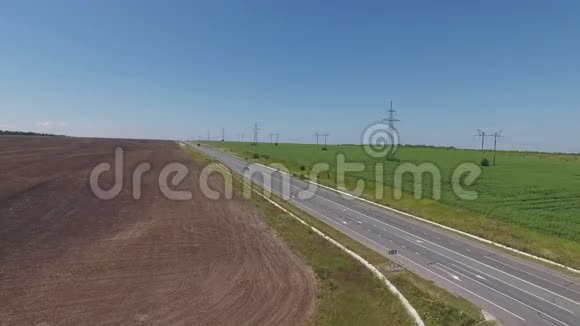 公路和交通的空中镜头人们在高速公路上乘汽车旅行视频的预览图