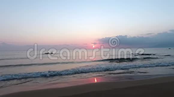 日落前平静美丽的大海视频的预览图
