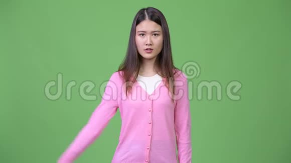 年轻漂亮的亚洲女人竖起大拇指视频的预览图