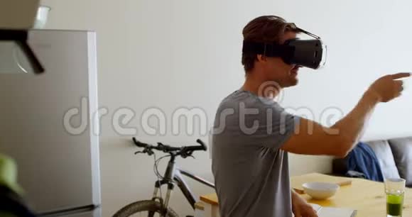 4k客厅使用虚拟现实耳机的人视频的预览图
