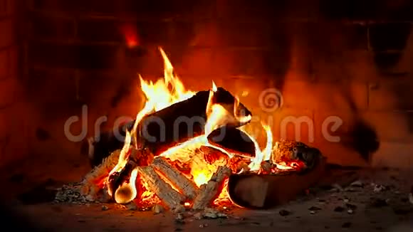 在壁炉里慢慢燃烧视频的预览图