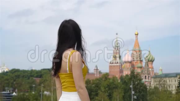 欧洲城市快乐的年轻都市女性视频的预览图