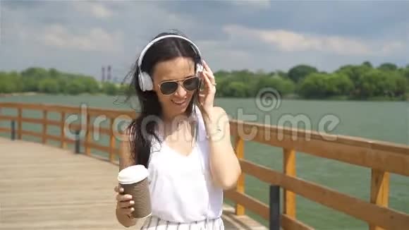 在欧洲城市喝咖啡的快乐年轻都市女性视频的预览图