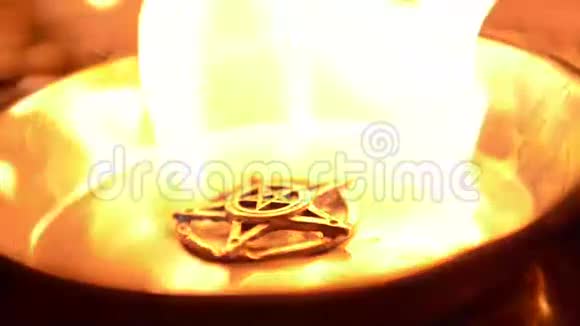 古代五角星在祭坛上燃烧视频的预览图