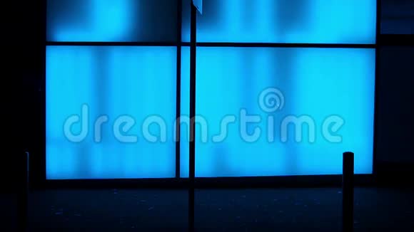 蓝色玻璃墙前的剪影视频的预览图