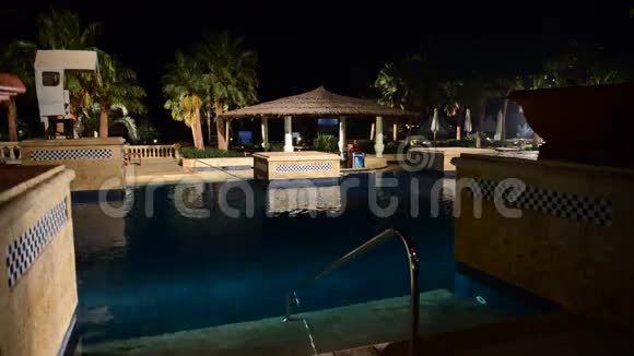 豪华酒店的游泳池和酒吧夜间照明视频的预览图