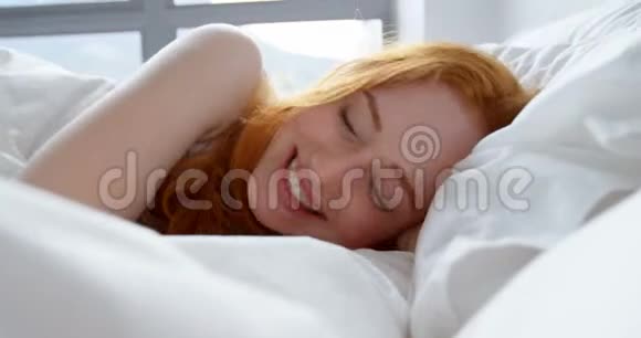 在家卧室放松的女人4k视频的预览图