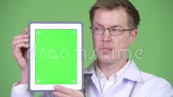 快乐男医生展示彩色按键绿色屏幕数字平板视频的预览图