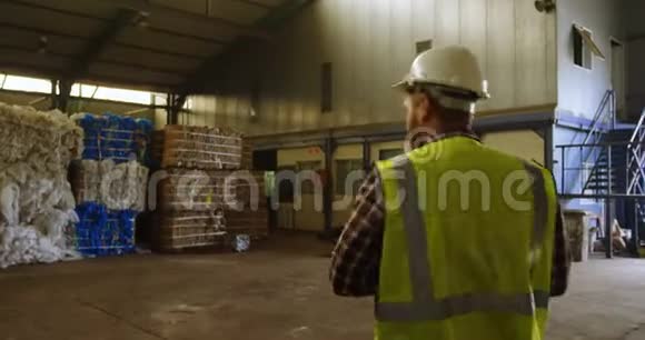 在4K仓库工作的男工人视频的预览图
