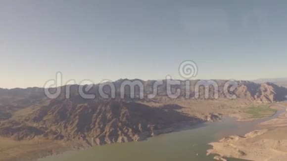 飞越大峡谷的空中景色视频的预览图