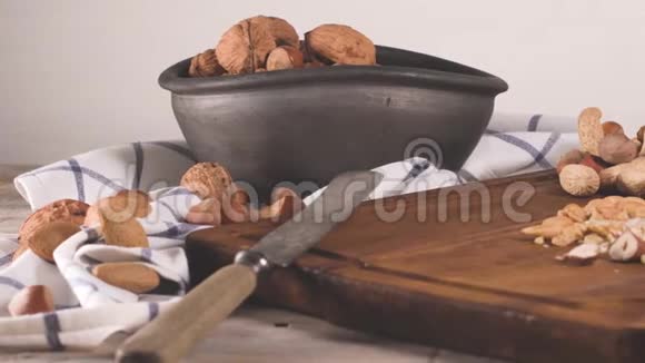 木制桌子上的干果视频的预览图