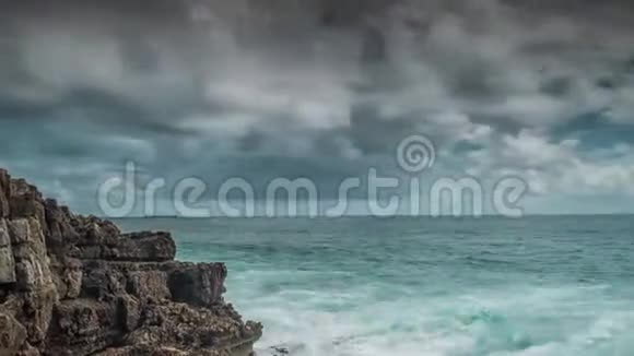 强烈的极端海浪撞击洞穴悬崖洞穴波卡多地狱葡萄牙视频的预览图