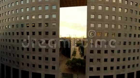 日落时俯瞰现代城市金融区视频的预览图