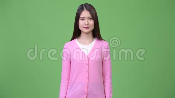 年轻快乐美丽的亚洲女人微笑视频的预览图
