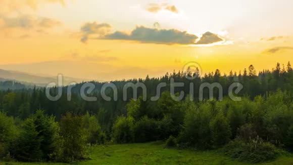 日落背景下的山林视频的预览图