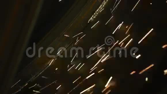 焊接金属结构的火花视频的预览图